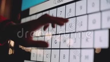 一个人在移动应用程序中使用搜索，用手在<strong>电子屏</strong>幕上的键盘上键入文本机器人。